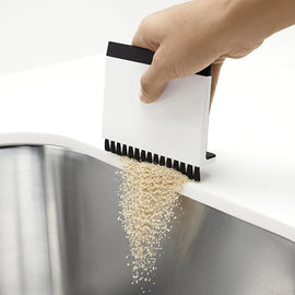 Abzieher für die Küchenspüle und Bürste für die Arbeitsplatte