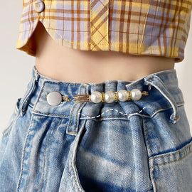 Brosche aus Perlen und Legierung