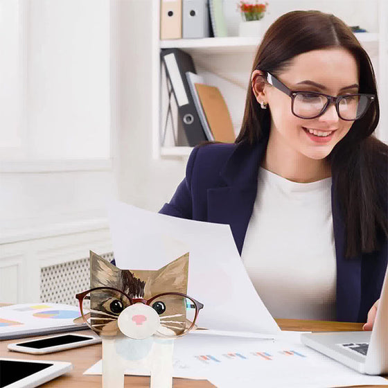 Handgefertigt mit Holzbrillenständer