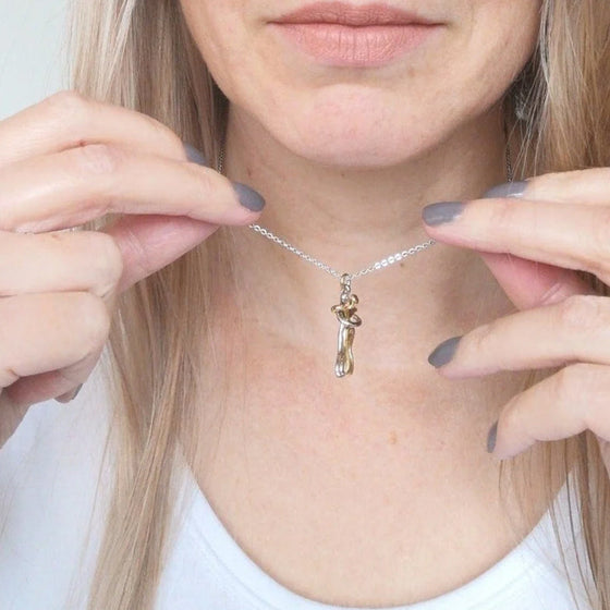 Paar umarmt Halskette