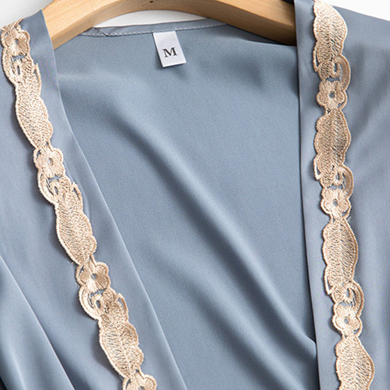 Weicher, bequemer Pyjama aus Eisseide und Spitze