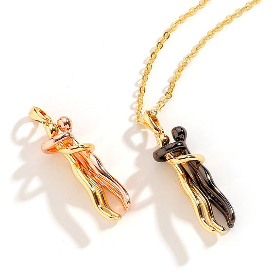 Paar umarmt Halskette