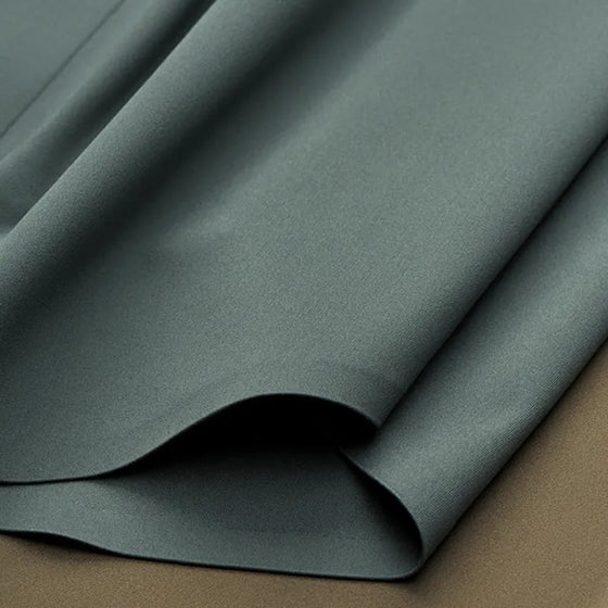 Klassisches knitterfreies Herrenhemd