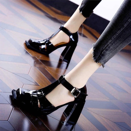 High Heels mit hohler T-Schnalle