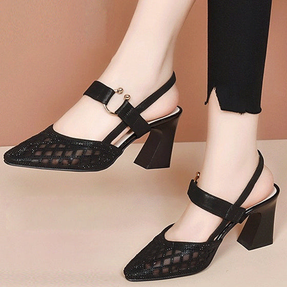 Spitz zulaufende Strass-Sandalen mit Knöchelriemen