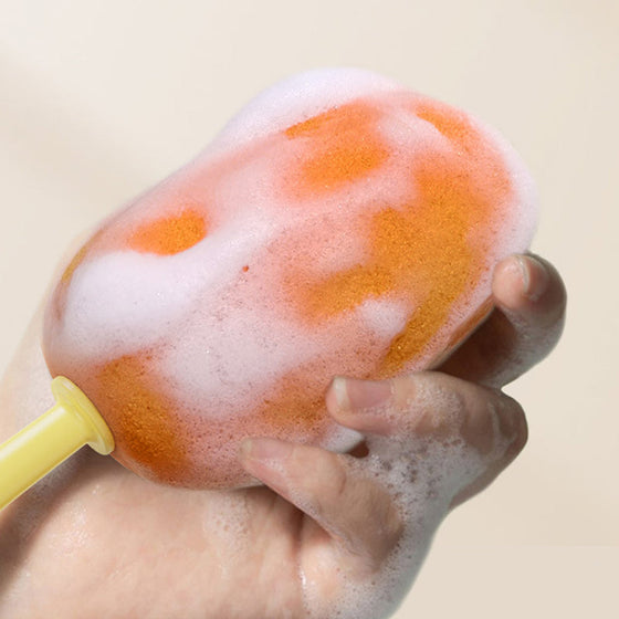 Multifunktionale Reinigungsbürste in Karottenform