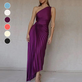 Unifarbenes Kleid mit einer Schulter und Falten