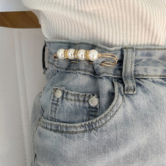 Brosche aus Perlen und Legierung