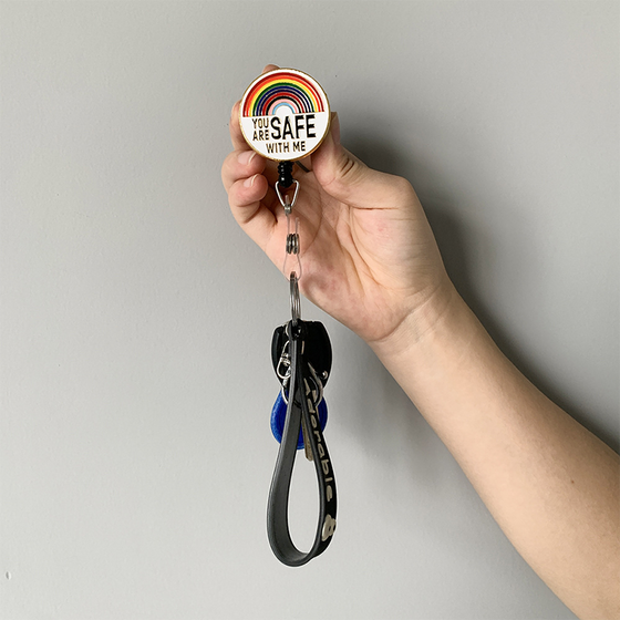 'You are Safe with ME' Emaille-Brosche mit Anhänger