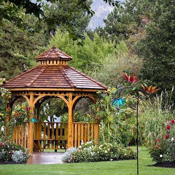 Wunderschöner Sommer-Windspiel mit bunten Blumen