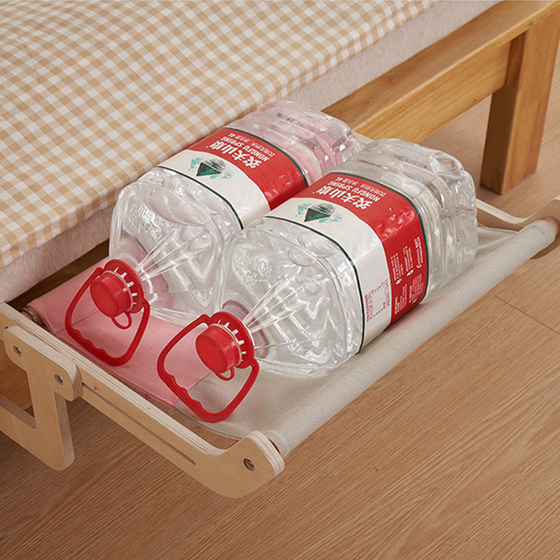 Hängendes Katzenbett am Fenster