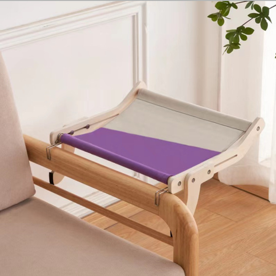 Hängendes Katzenbett am Fenster