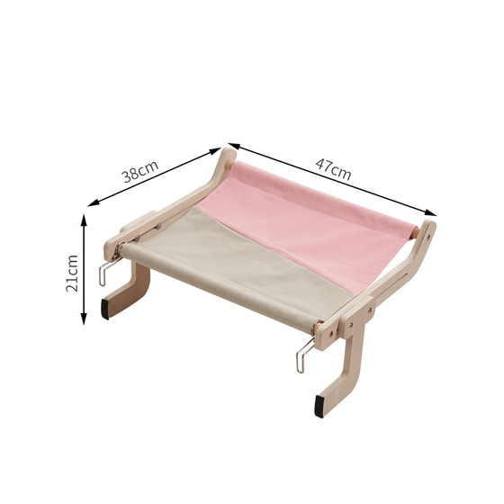 Hängendes Katzenbett am Fenster