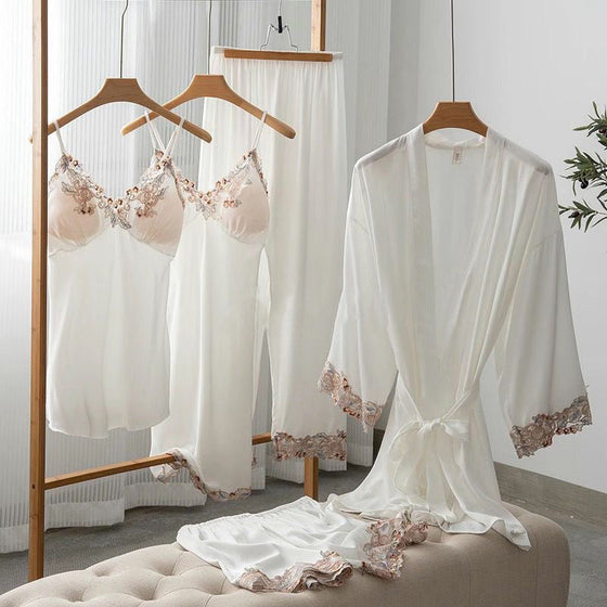 Weicher, bequemer Pyjama aus Eisseide und Spitze