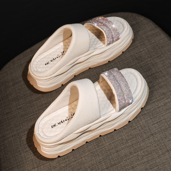 Funkelnde, höhenvergrößernde Sandalen mit Strasssteinen